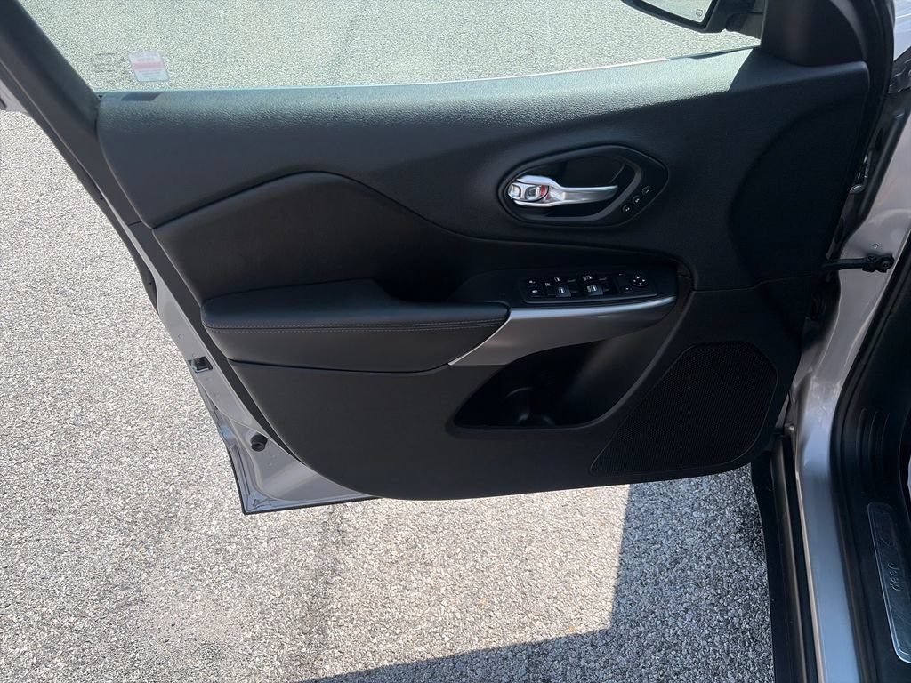 Used 2019 Jeep Cherokee Limited w/ Trailer Tow Group AWD/4WD image 11