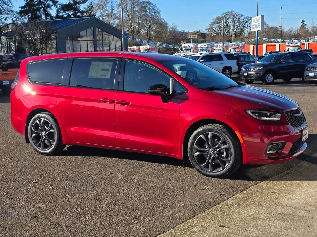 New 2026 Chrysler Pacifica Select image 3