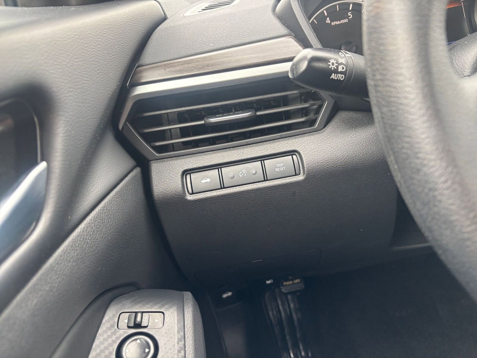 Used 2025 Nissan Altima 2.5 SV FWD image 34