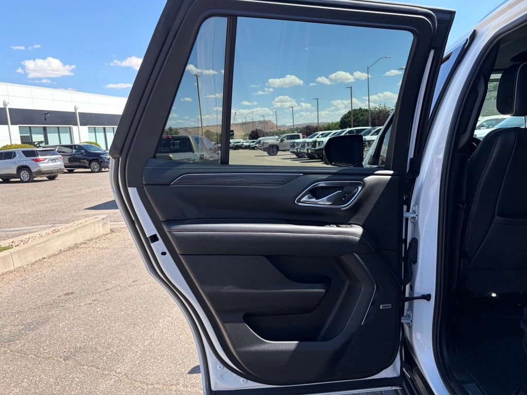 Used 2024 GMC Yukon SLT w/ SLT Premium Package AWD/4WD image 25