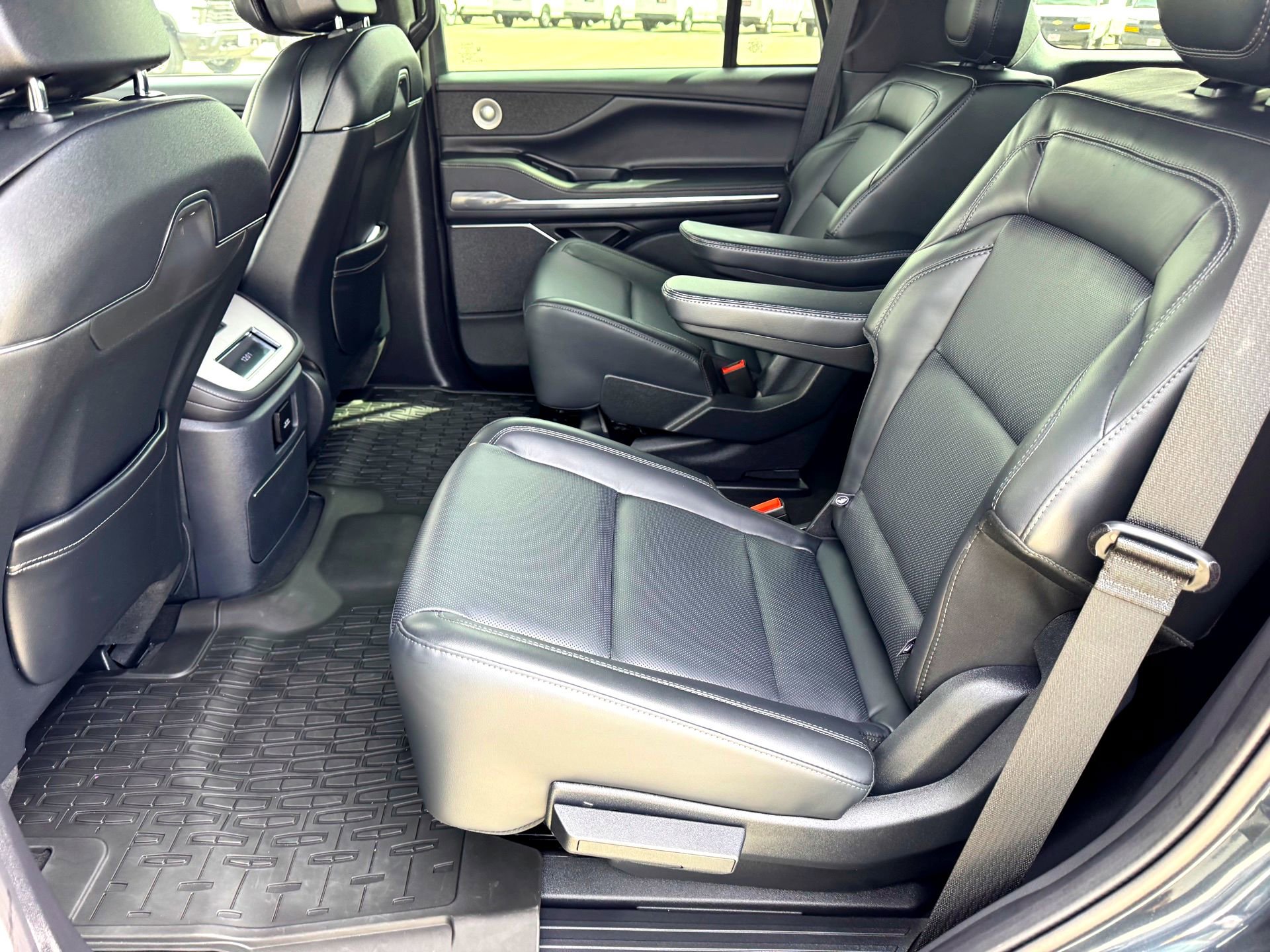 Used 2025 Lincoln Navigator Reserve w/ Jet Appearance Package image 24