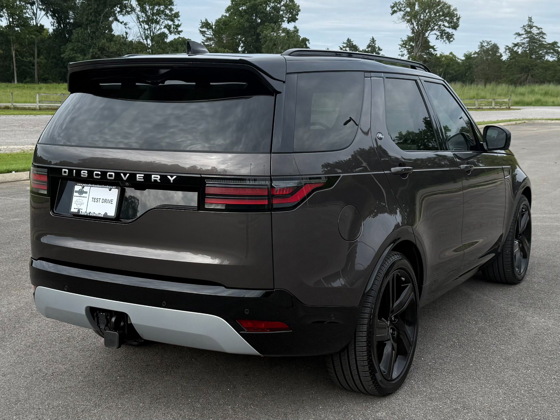 Used 2025 Land Rover Discovery Metropolitan Edition AWD/4WD image 3