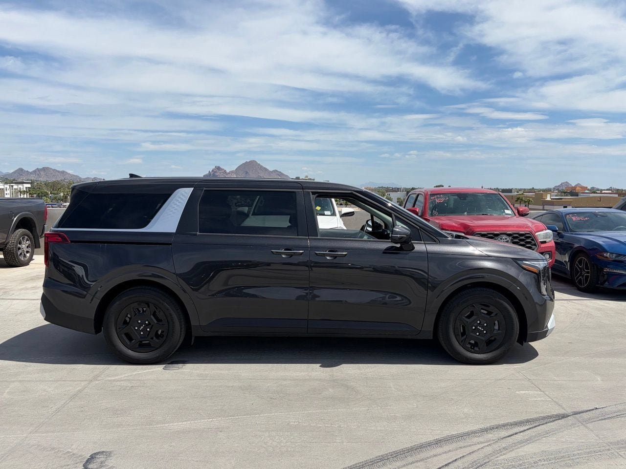 Used 2026 Kia Carnival FWD image 3