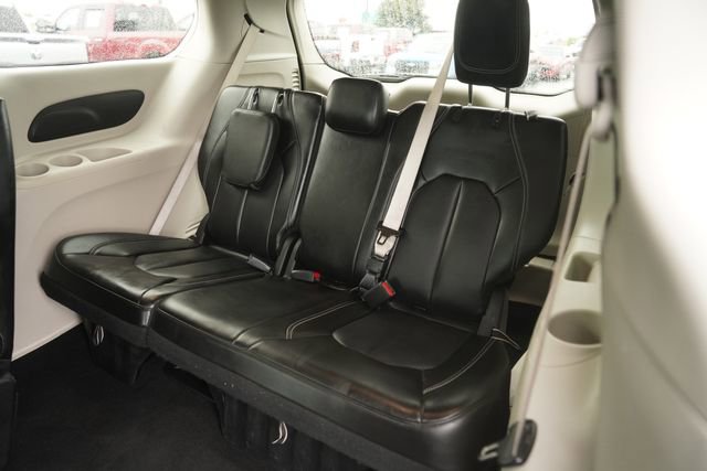 Used 2023 Chrysler Pacifica Touring-L FWD image 14