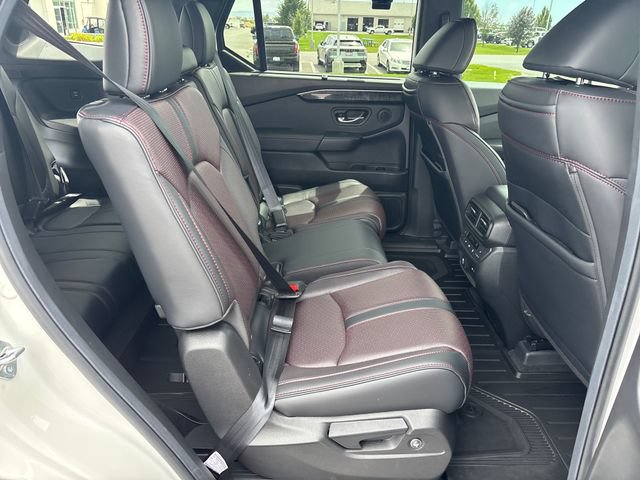 Used 2025 Honda Pilot Black Edition image 24