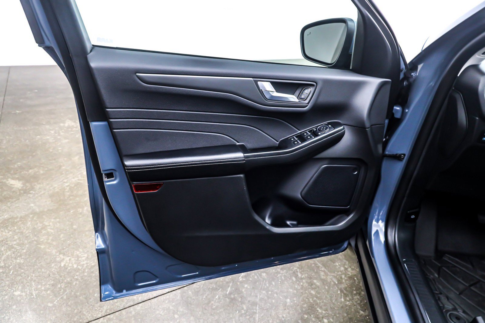 Used 2025 Ford Escape SE w/ Class II Trailer Tow Package image 21