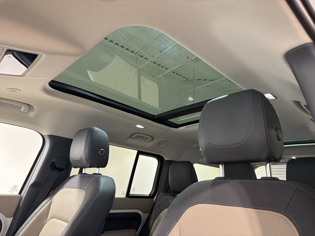 Used 2024 Land Rover Defender 130 X-Dynamic SE image 19