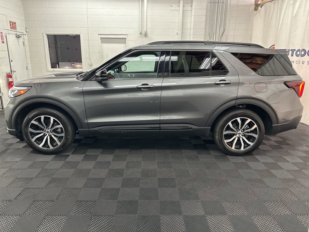 Used 2025 Ford Explorer ST-Line AWD/4WD image 6