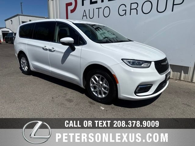 Used 2023 Chrysler Pacifica Touring-L FWD image 2