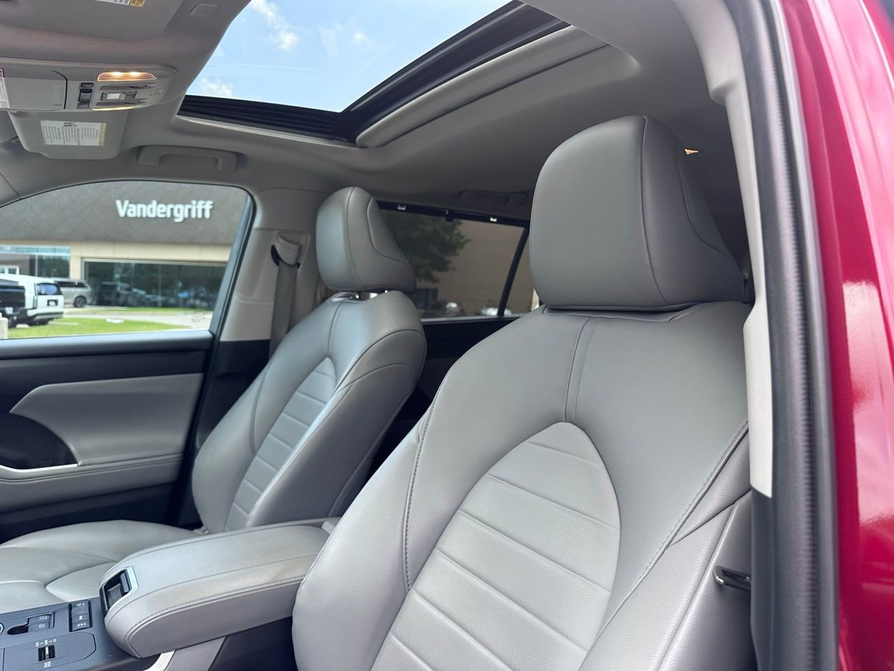 Used 2022 Toyota Highlander XLE image 24