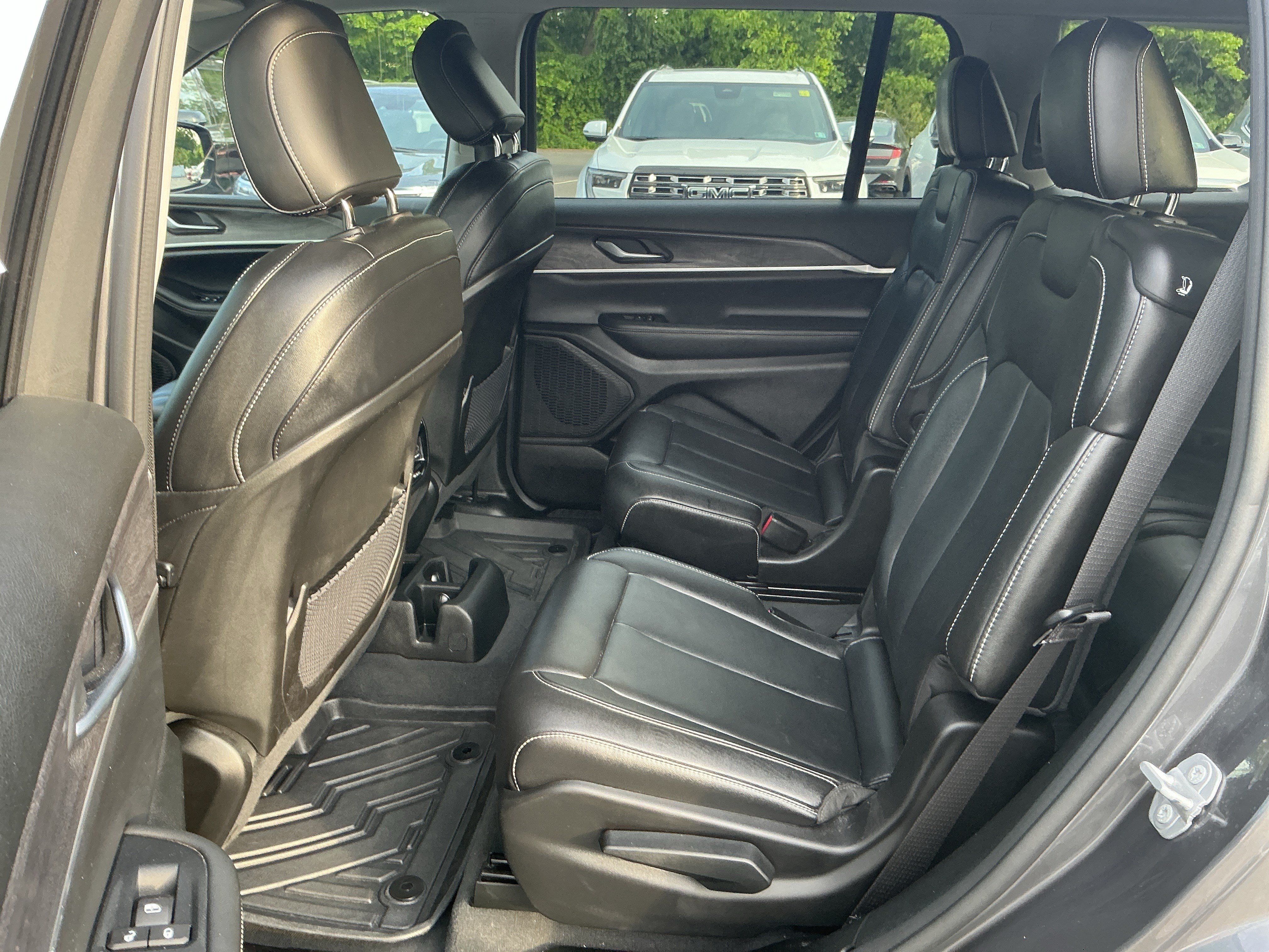 Used 2023 Jeep Grand Cherokee L Limited AWD/4WD image 10