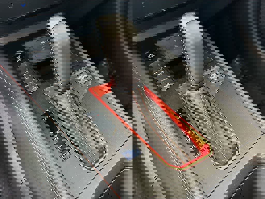 Used 2025 Nissan Kicks SR FWD image 18