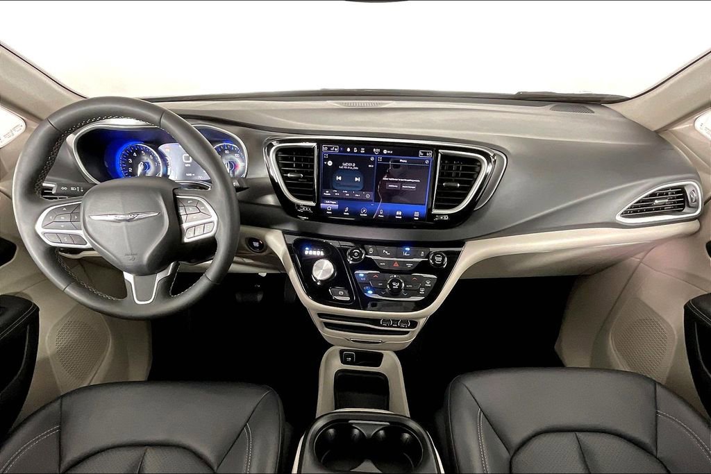 Used 2024 Chrysler Pacifica Touring-L image 21