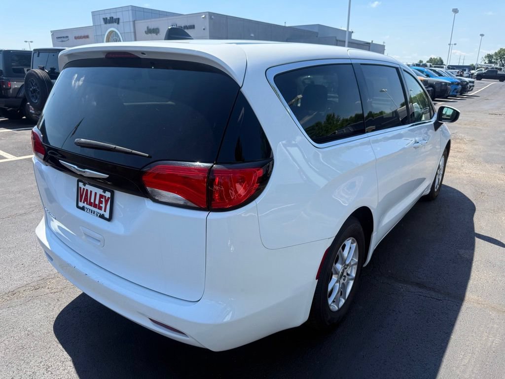 Used 2023 Chrysler Voyager LX FWD image 5