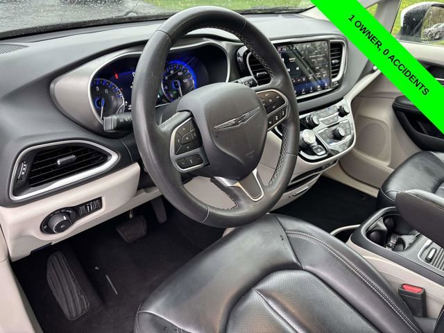Used 2023 Chrysler Pacifica Touring-L image 8