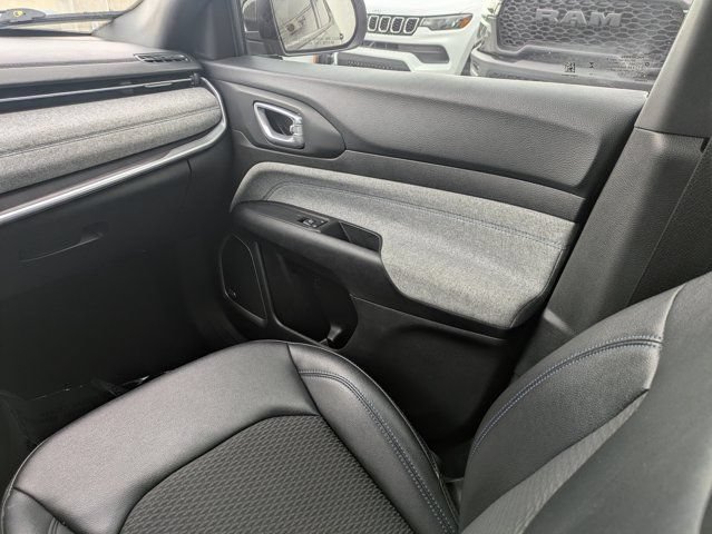 Used 2023 Jeep Compass Latitude w/ Sun and Sound Group AWD/4WD image 18