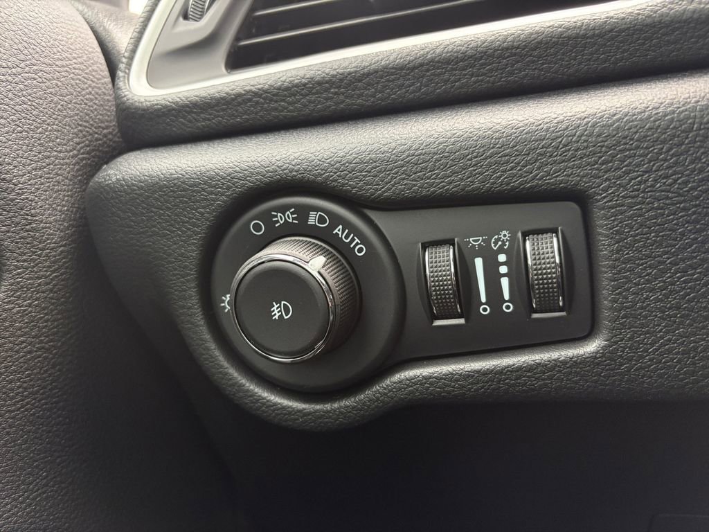 New 2026 Chrysler Pacifica Select image 4