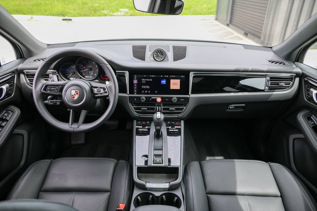 Certified 2026 Porsche Macan AWD/4WD image 9