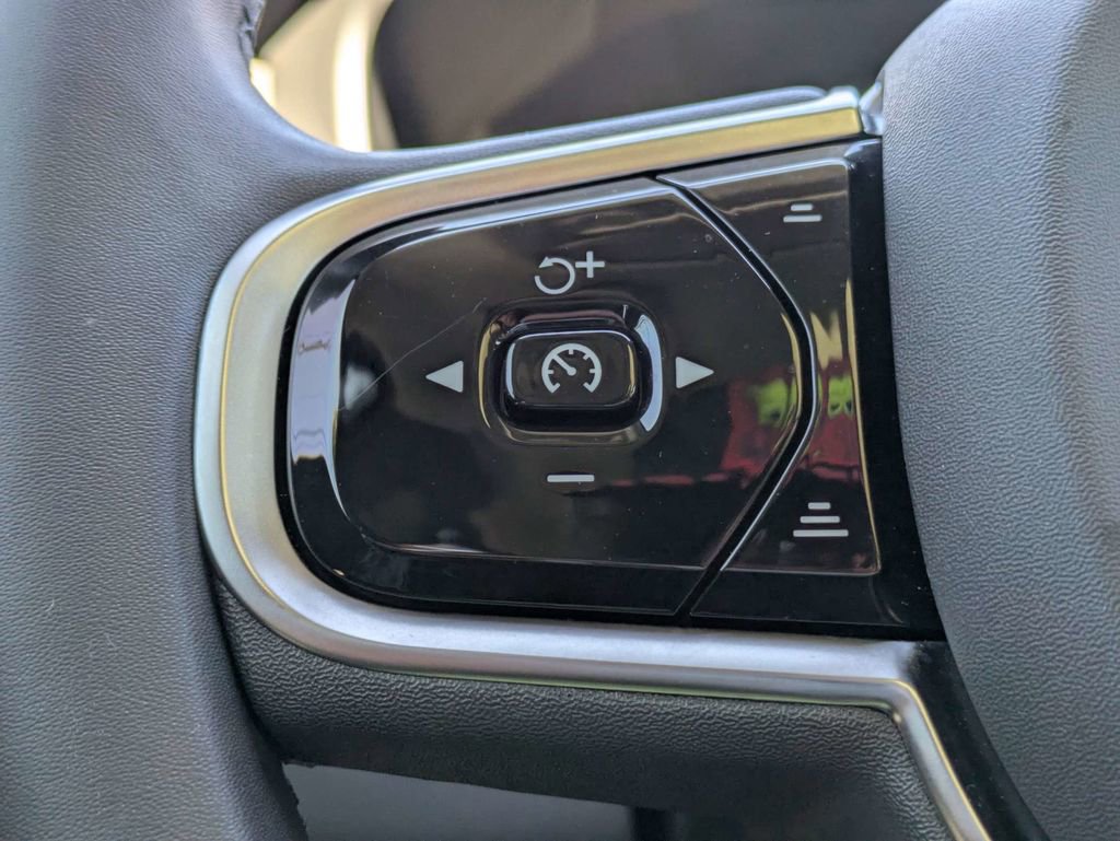 Certified 2023 Volvo XC60 B5 Ultimate w/ Protection Package Premier image 34