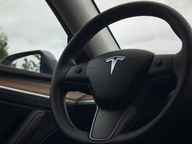 Used 2025 Tesla Model Y Long Range AWD/4WD image 27