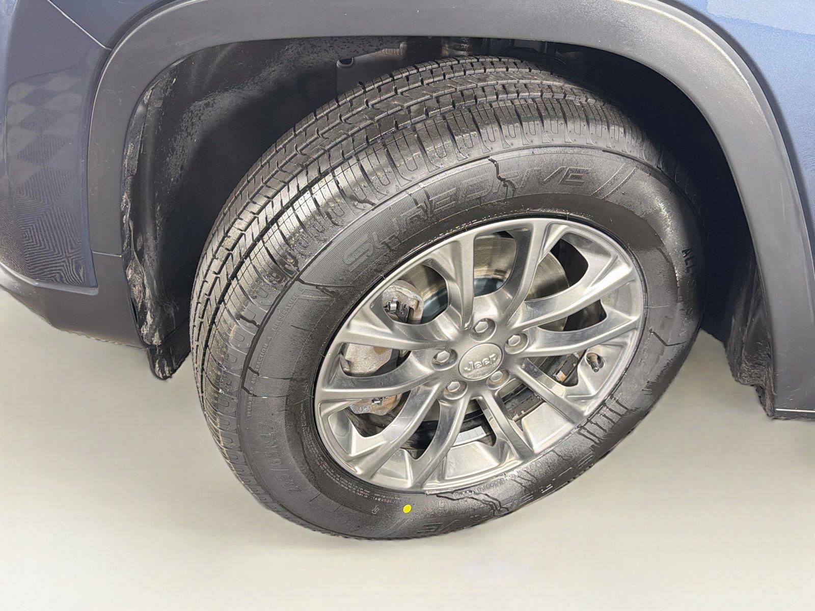 Used 2019 Jeep Cherokee Latitude Plus w/ Cold Weather Group AWD/4WD image 38
