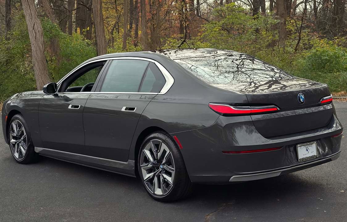 Used 2024 BMW i7 xDrive60 w/ Executive Package image 4