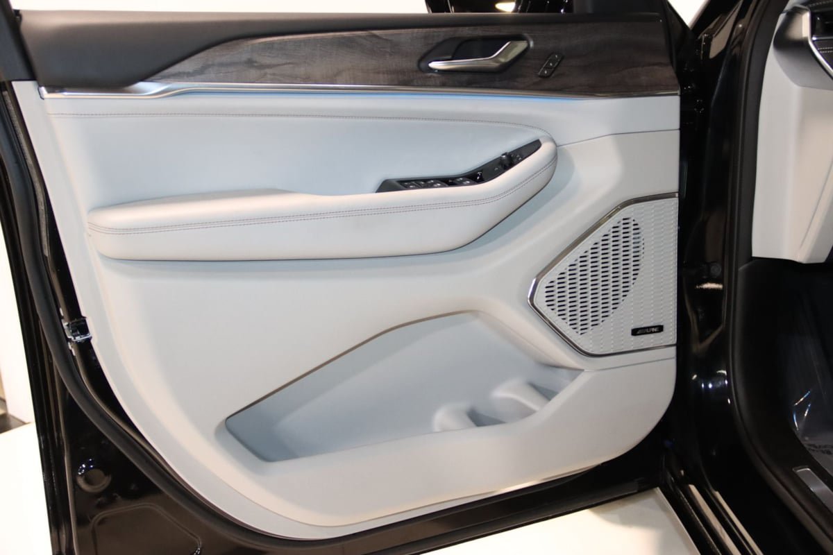 Used 2023 Jeep Grand Cherokee Overland AWD/4WD image 37