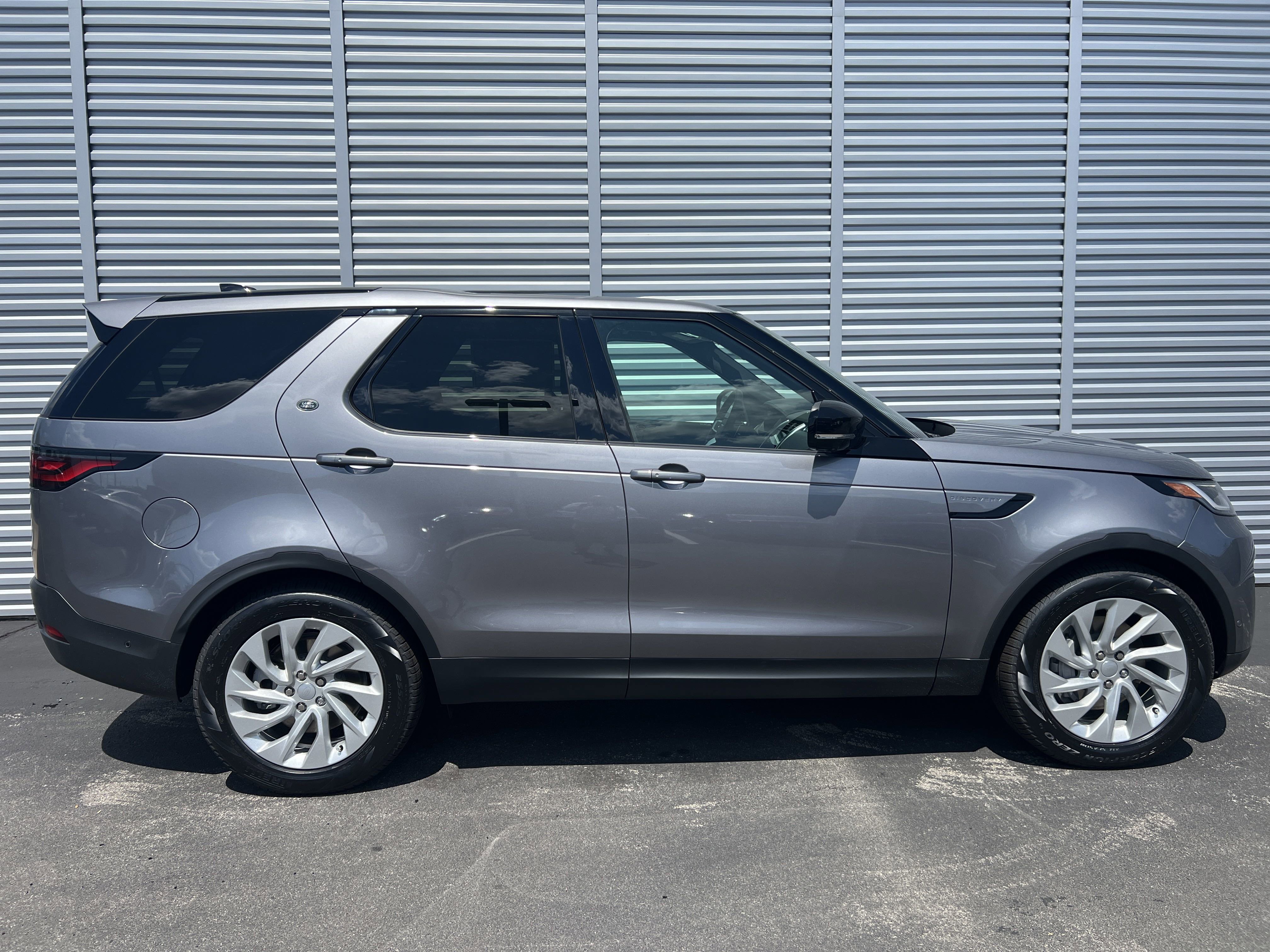 New 2025 Land Rover Discovery S image 5