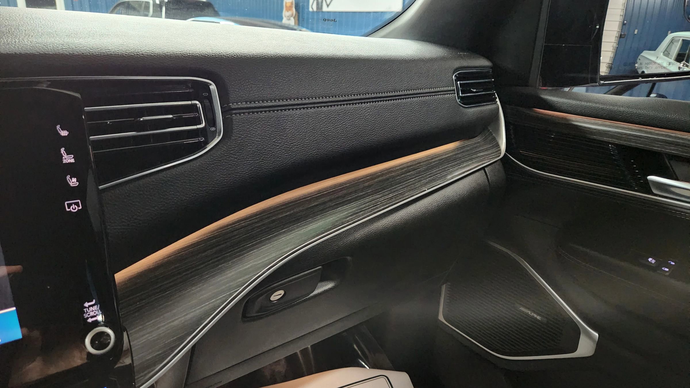 Used 2023 Jeep Wagoneer L Series II image 50