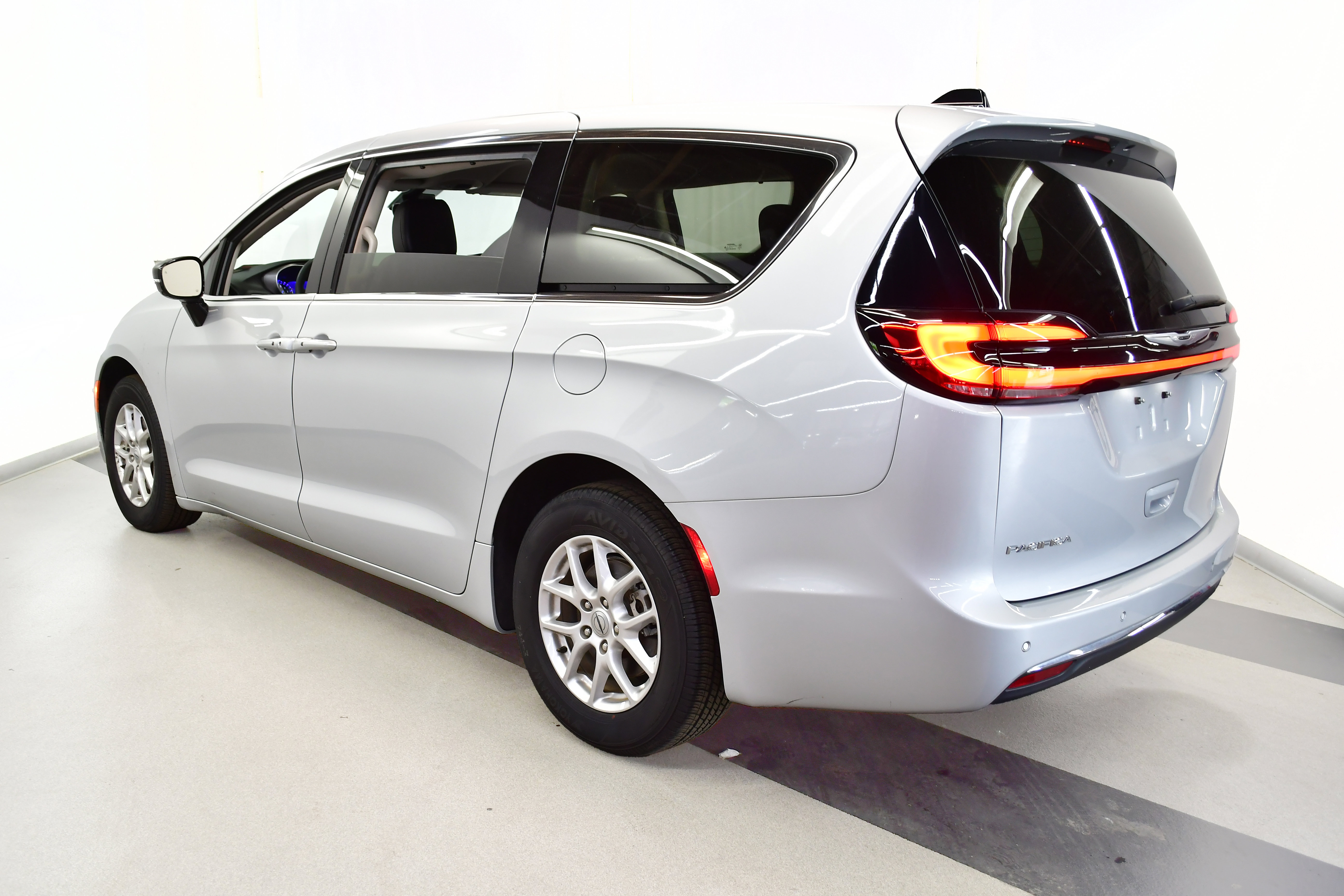 Used 2024 Chrysler Pacifica Touring-L FWD image 5