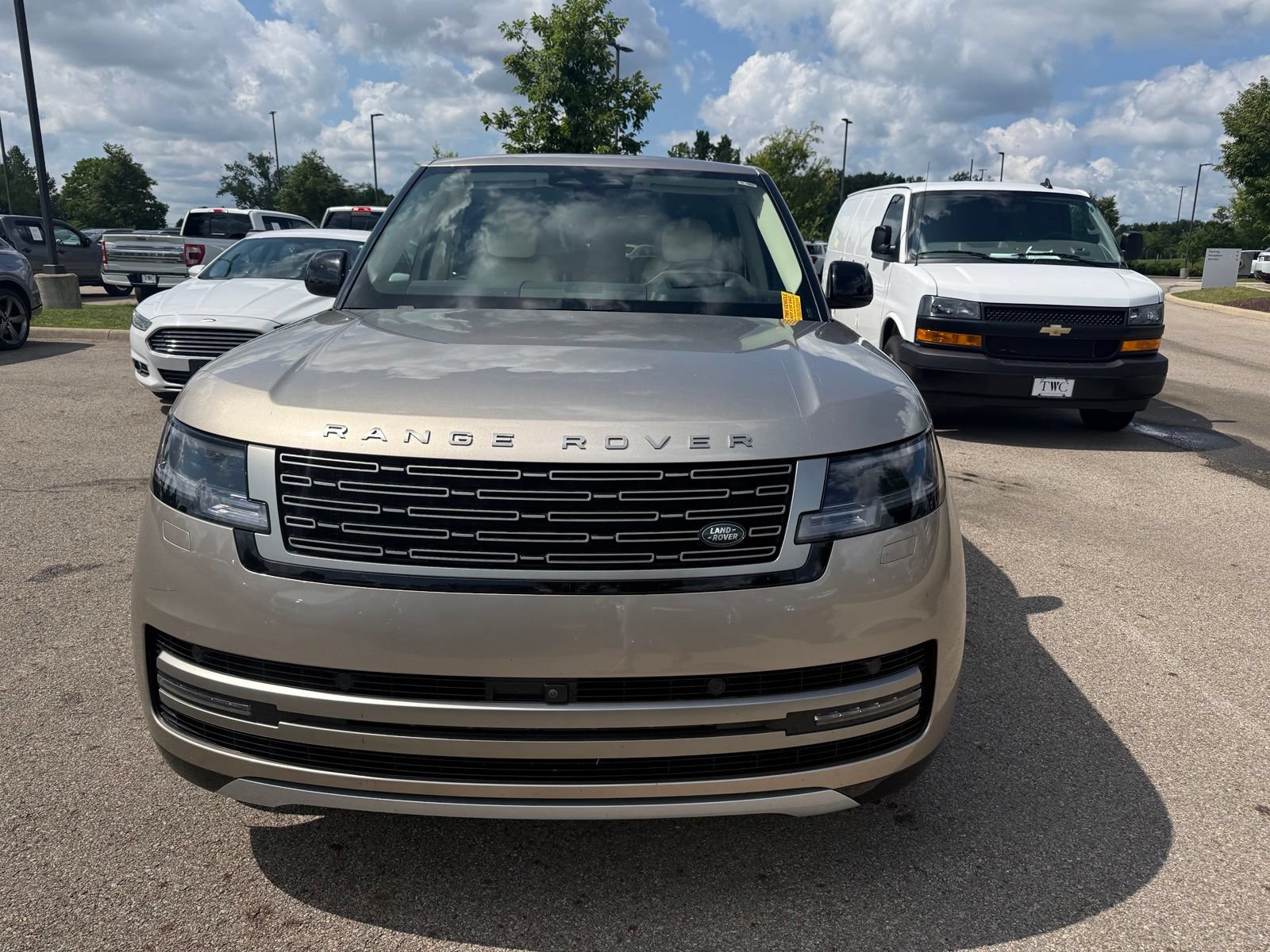 Used 2024 Land Rover Range Rover SE AWD/4WD image 2