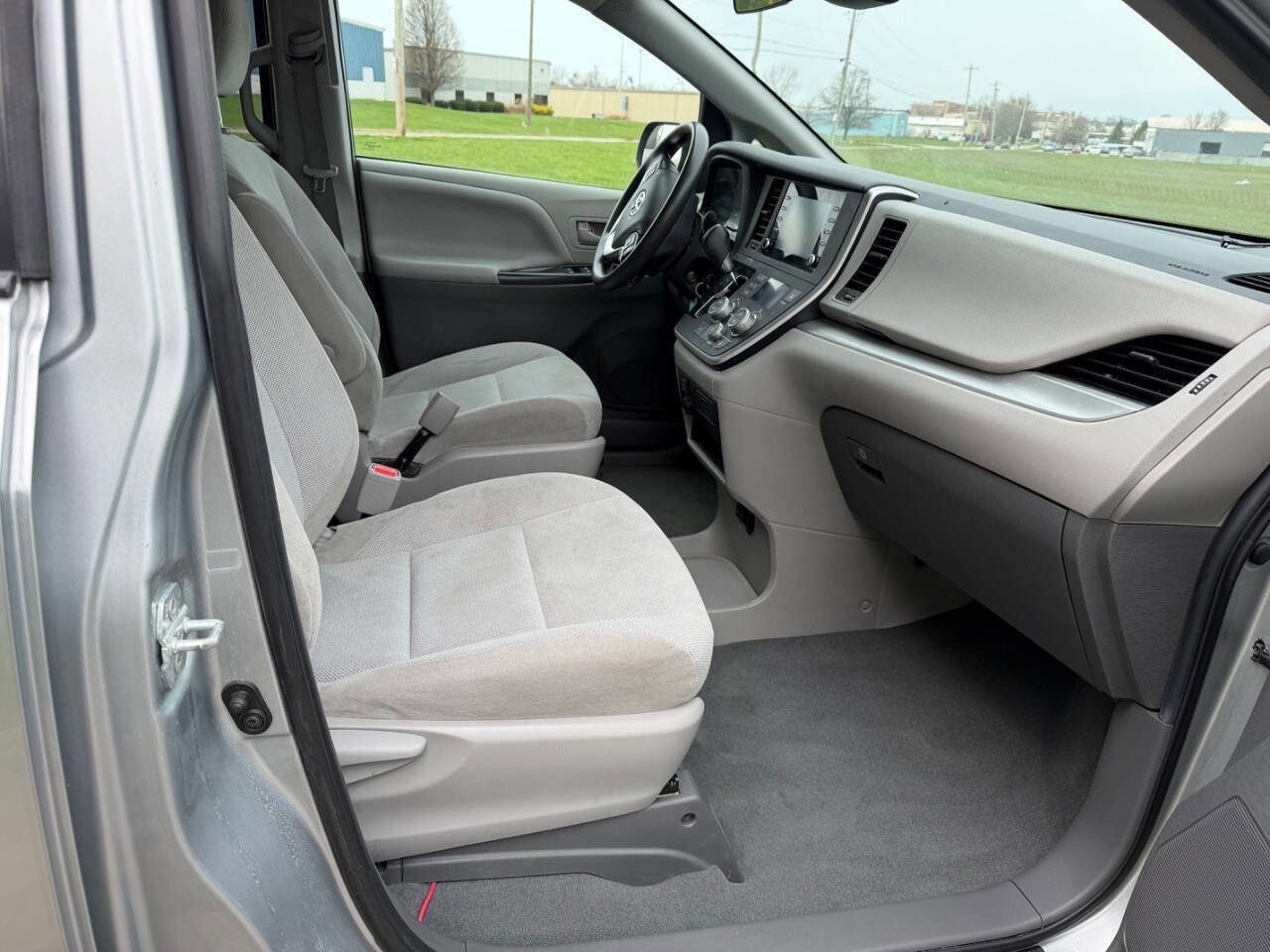 Used 2020 Toyota Sienna L image 13
