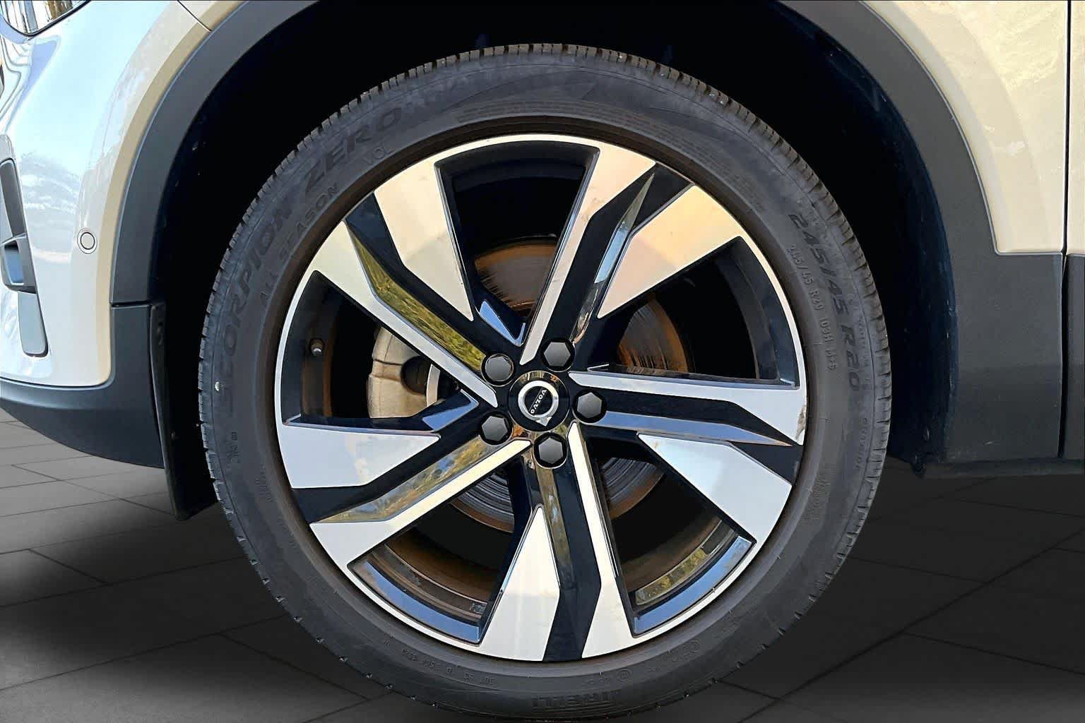 Certified 2024 Volvo XC40 B5 Plus w/ Protection Package Premier AWD/4WD image 11