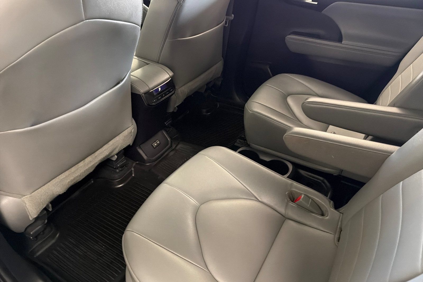 Used 2022 Toyota Highlander XLE AWD/4WD image 17