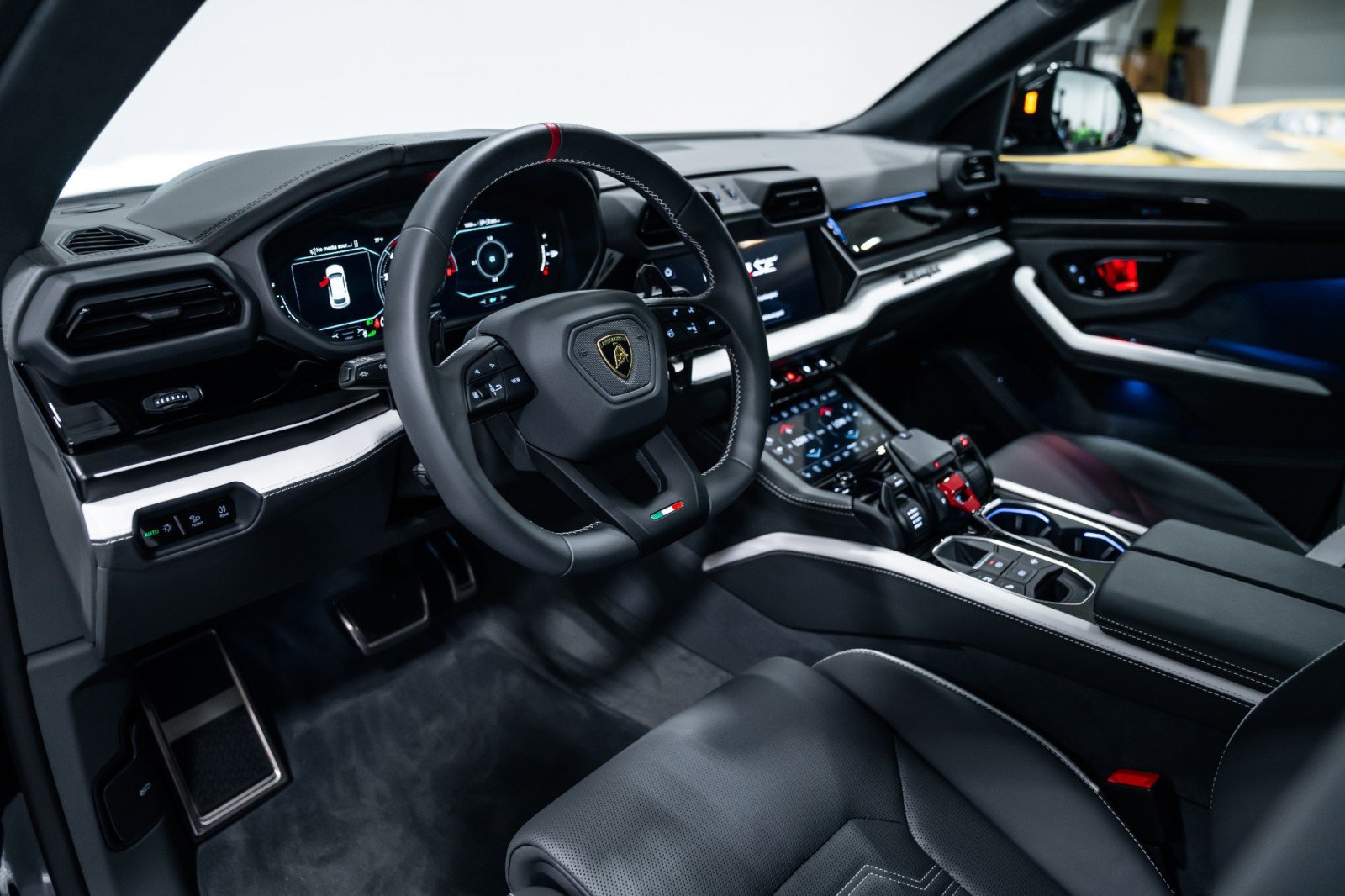 Used 2025 Lamborghini Urus SE image 10