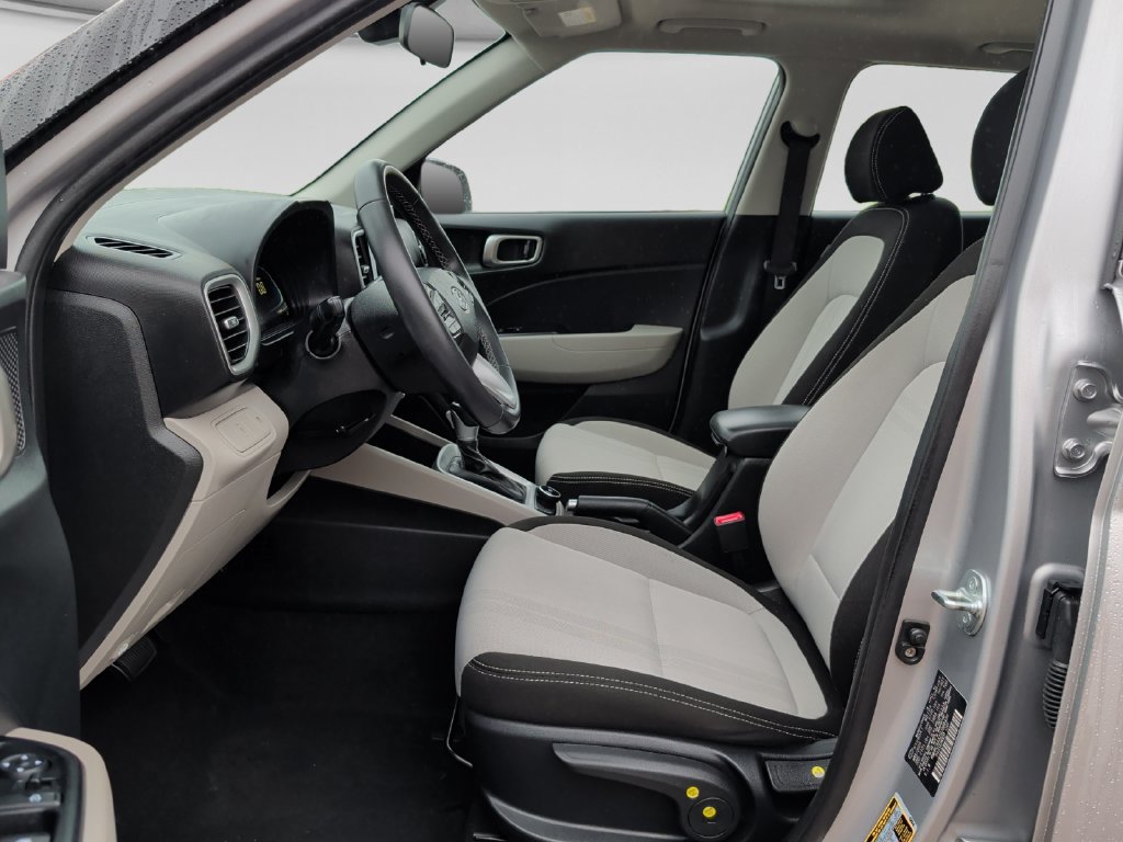 Used 2025 Hyundai Venue SEL FWD image 16