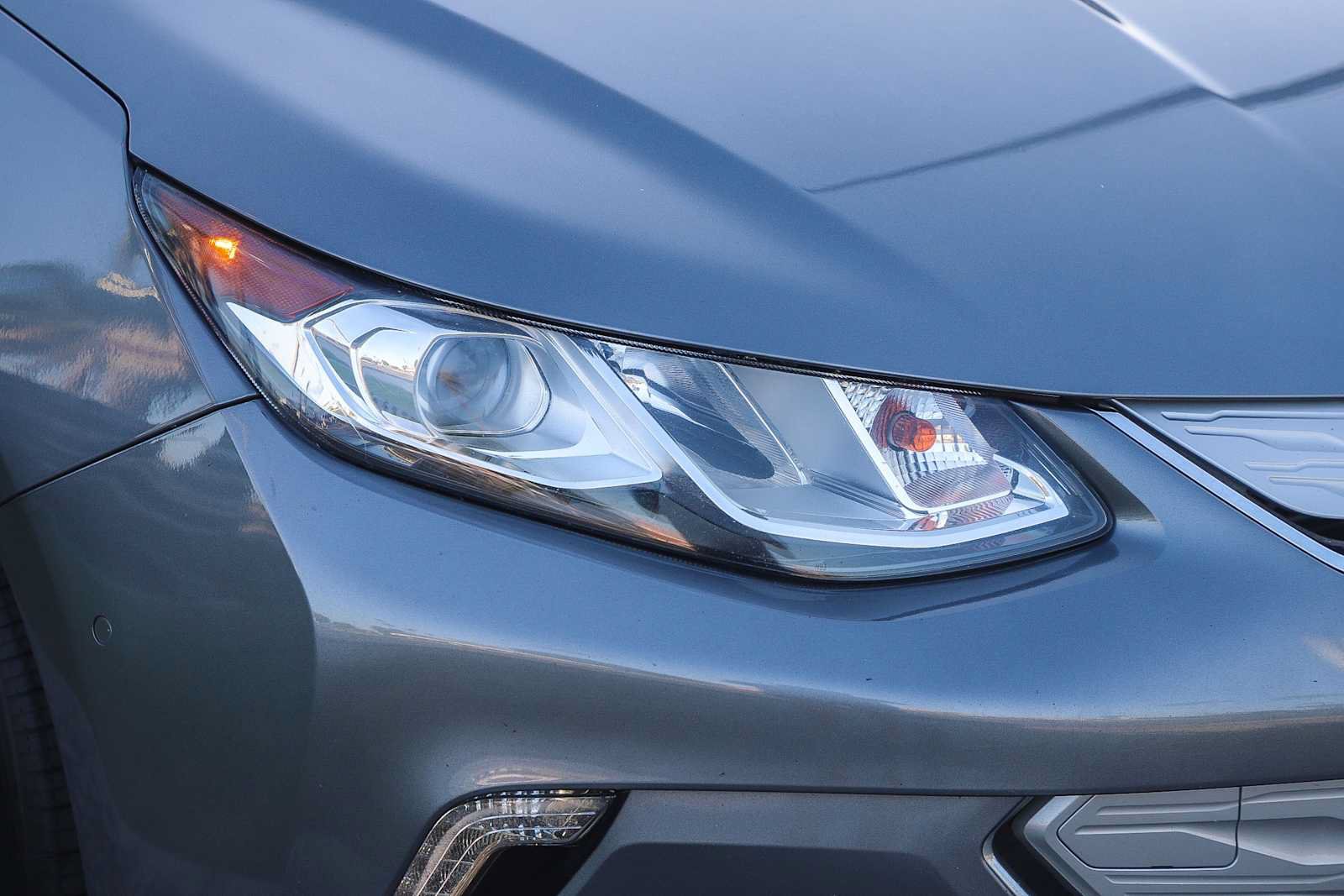 Used 2018 Chevrolet Volt Premier w/ Driver Confidence Package FWD image 4