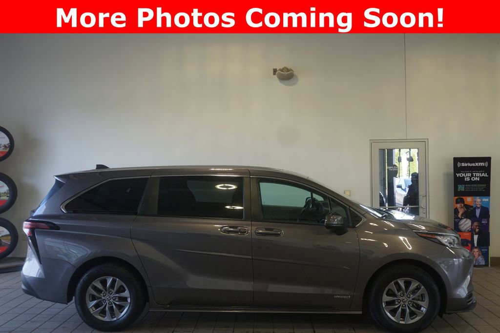 Used 2021 Toyota Sienna LE FWD image 2