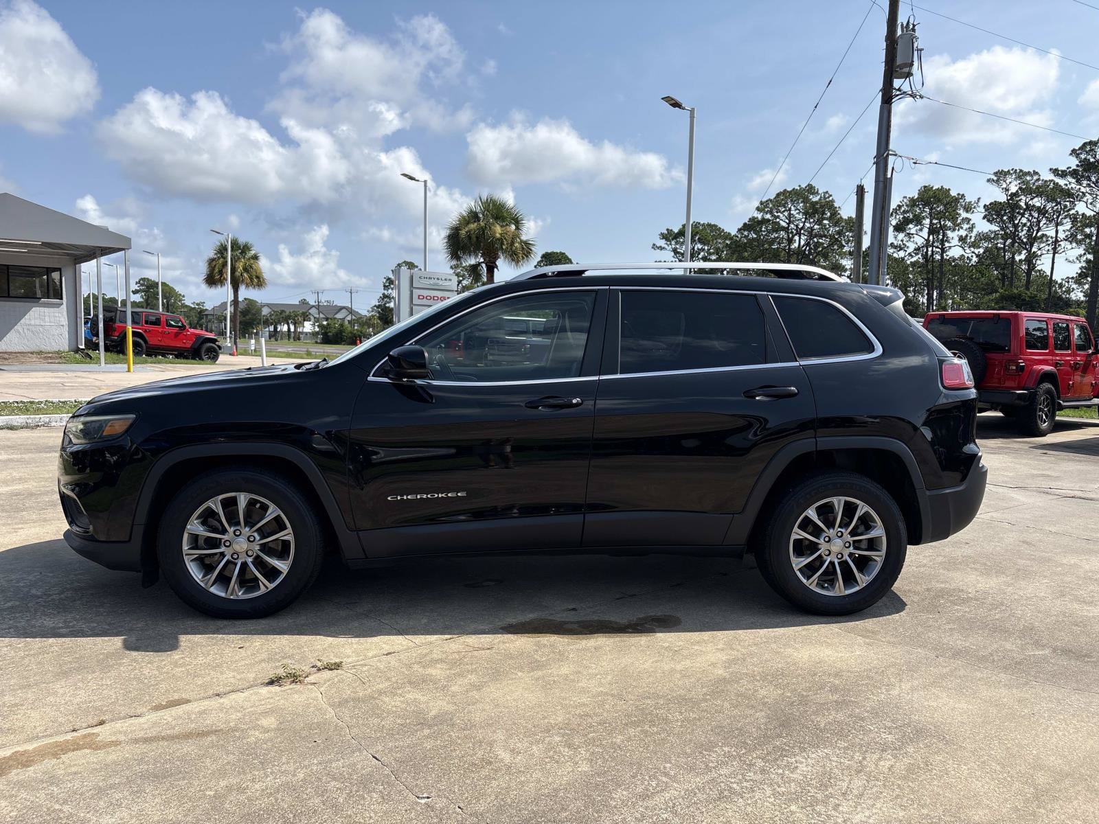 Used 2019 Jeep Cherokee Latitude Plus w/ Comfort/Convenience Group FWD image 6