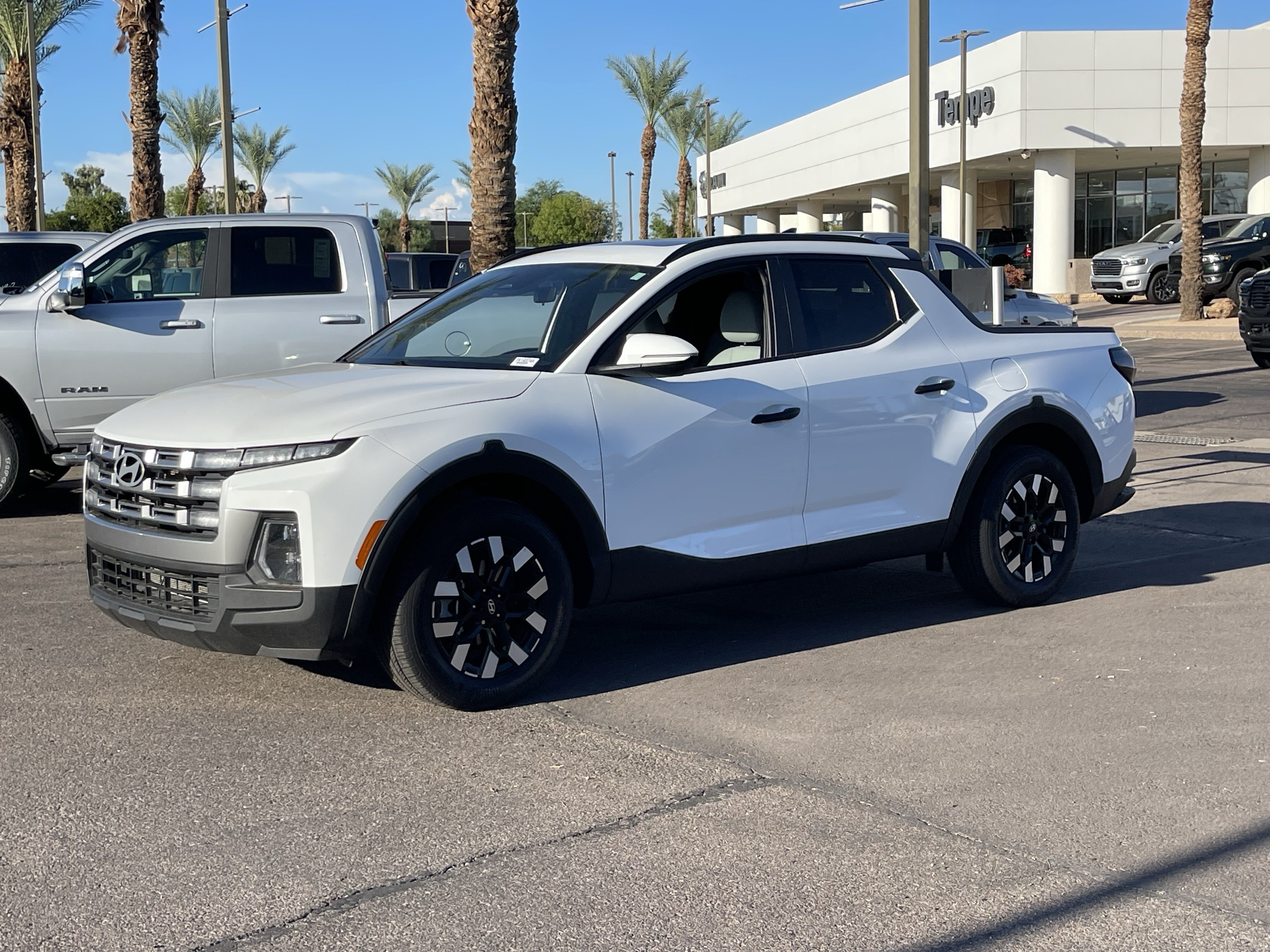 Used 2025 Hyundai Santa Cruz SEL FWD image 2