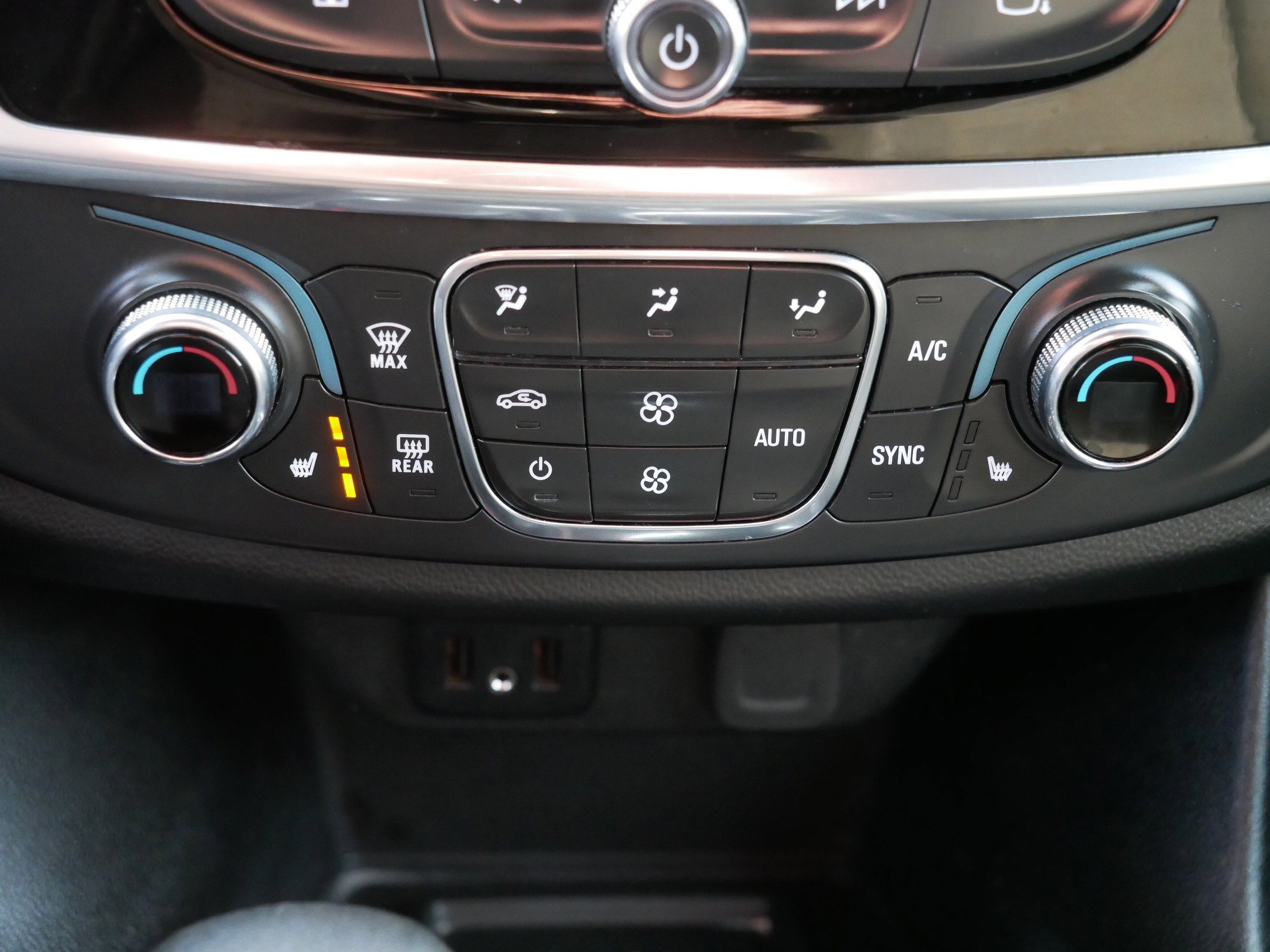 Used 2023 Chevrolet Traverse LT image 23