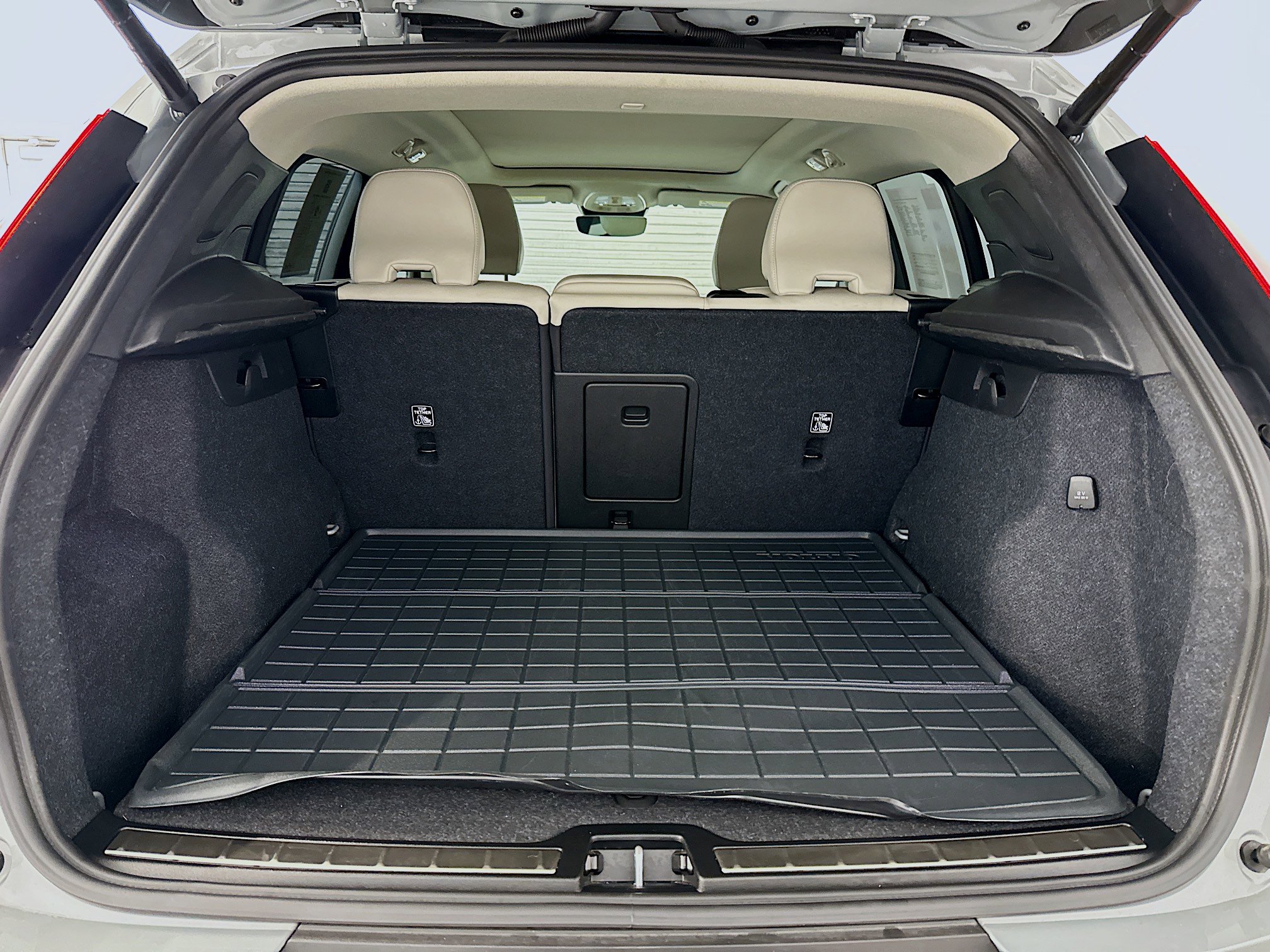 Used 2024 Volvo XC40 B5 Plus image 31