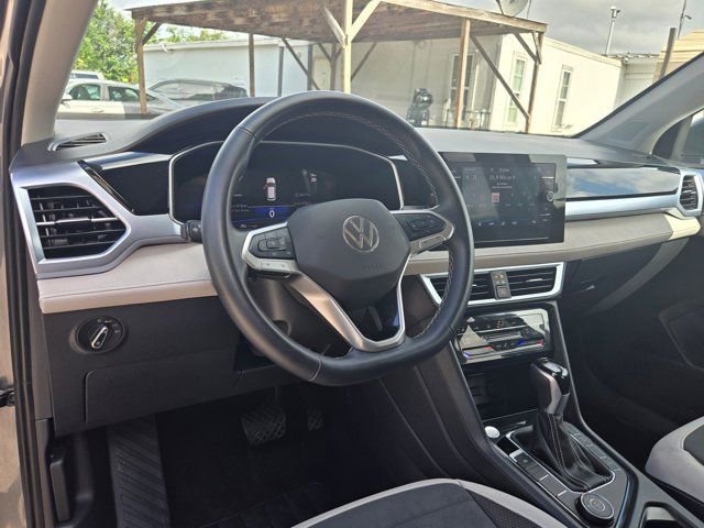 Used 2025 Volkswagen Taos SE AWD/4WD image 15