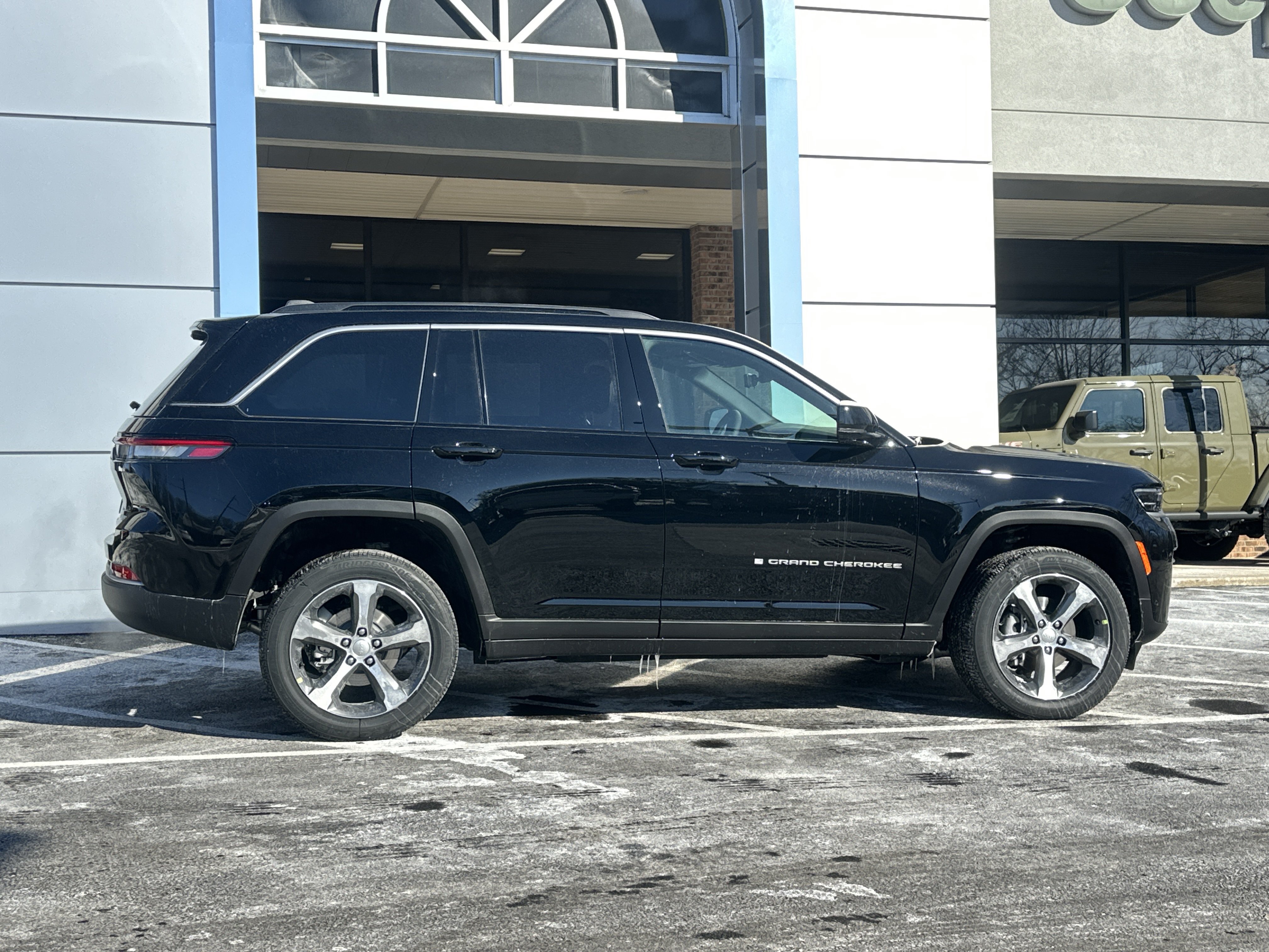 New 2026 Jeep Grand Cherokee Limited w/ Luxury Tech Group II AWD/4WD image 19