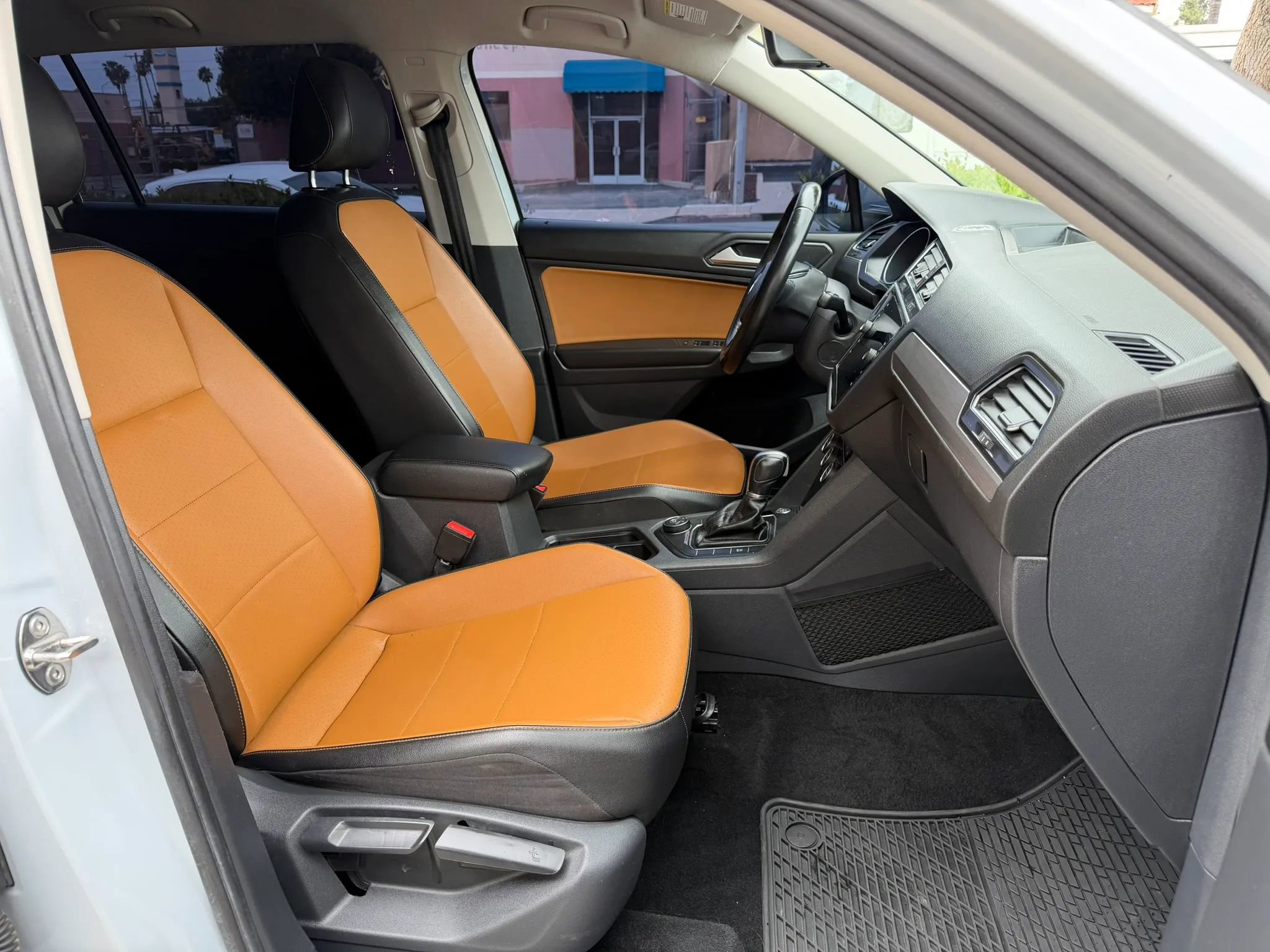 Used 2018 Volkswagen Tiguan SE AWD/4WD image 17