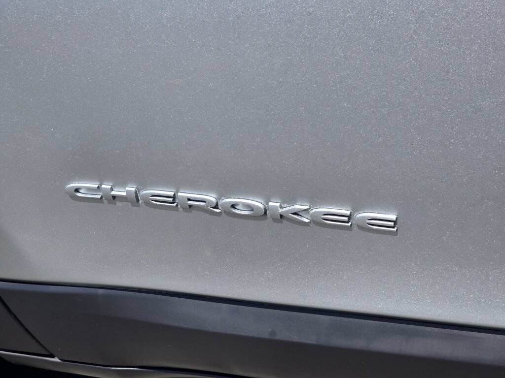 Used 2015 Jeep Cherokee Limited w/ Technology Group AWD/4WD image 13