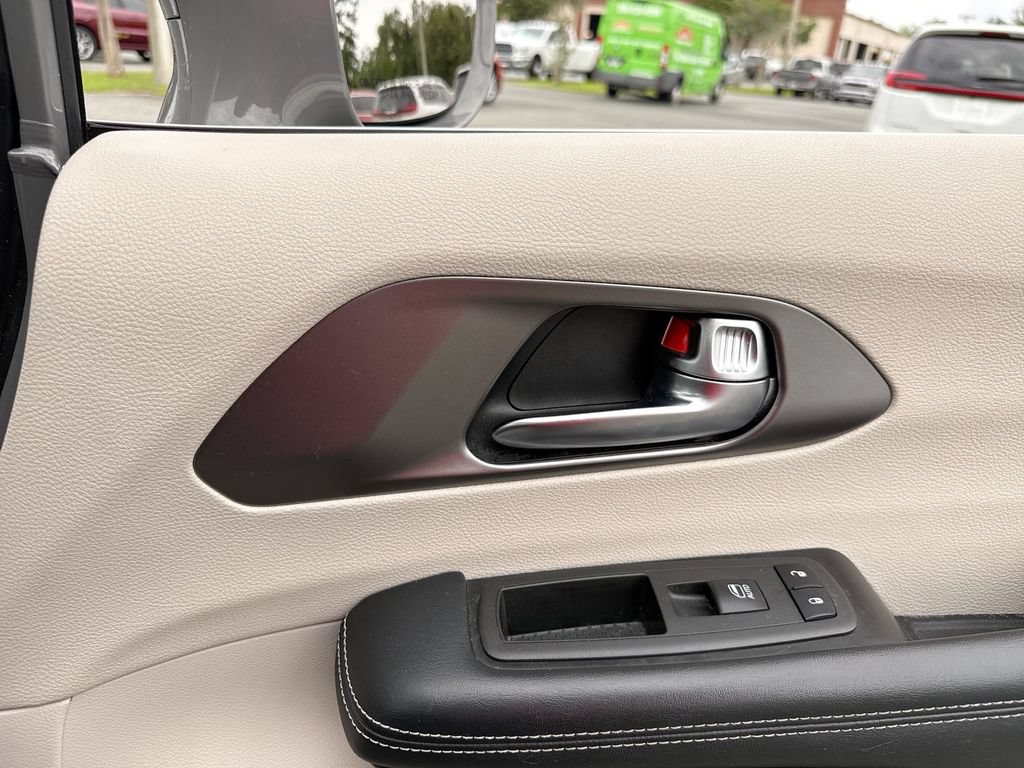 Used 2022 Chrysler Pacifica Touring-L FWD image 26