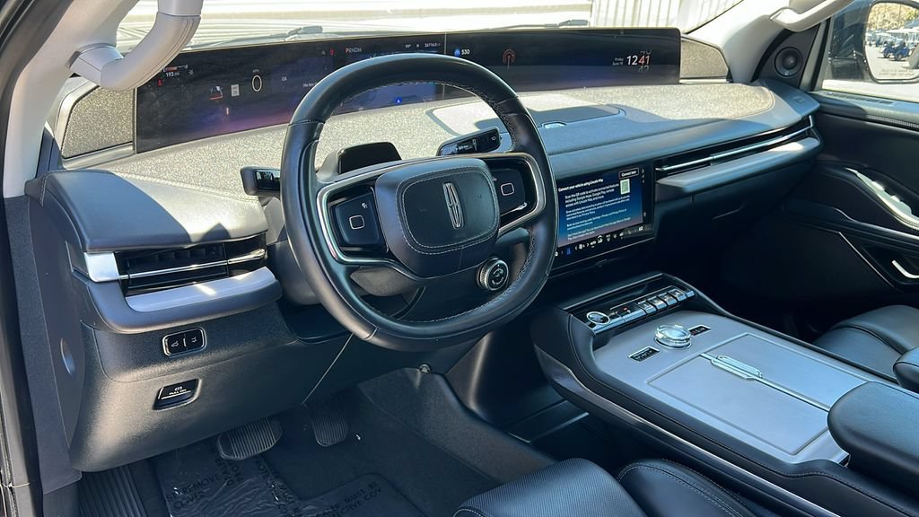 Certified 2025 Lincoln Navigator L Reserve AWD/4WD image 12