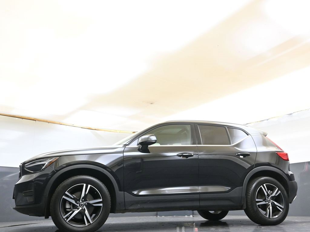 Certified 2025 Volvo XC40 B5 Core image 30