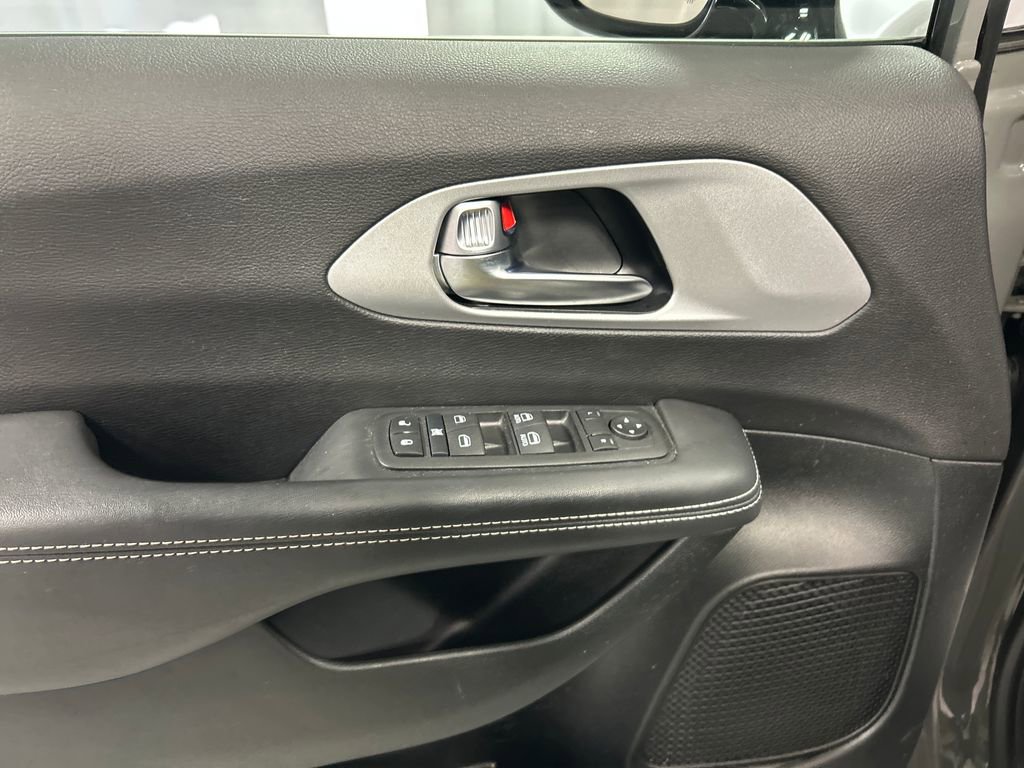 Used 2024 Chrysler Pacifica Touring FWD image 14